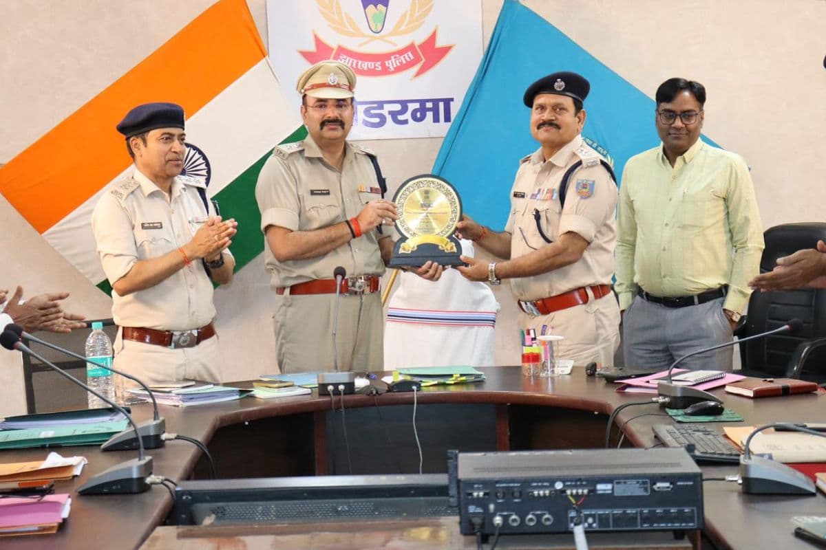 कोडरमा पुलिस की 'शानदार' उपलब्धि: पासपोर्ट सत्यापन में मिली बड़ी सफलता, हुए सम्मानित