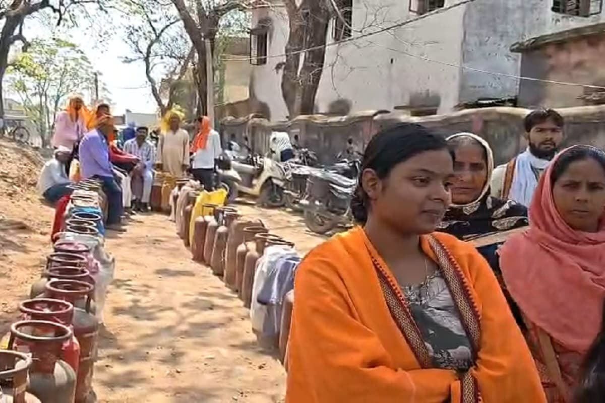 भवनाथपुर में गैस सिलेंडर की गाड़ी देख मची अफरा-तफरी, लकड़ी के भरोसे चल रहे होटल