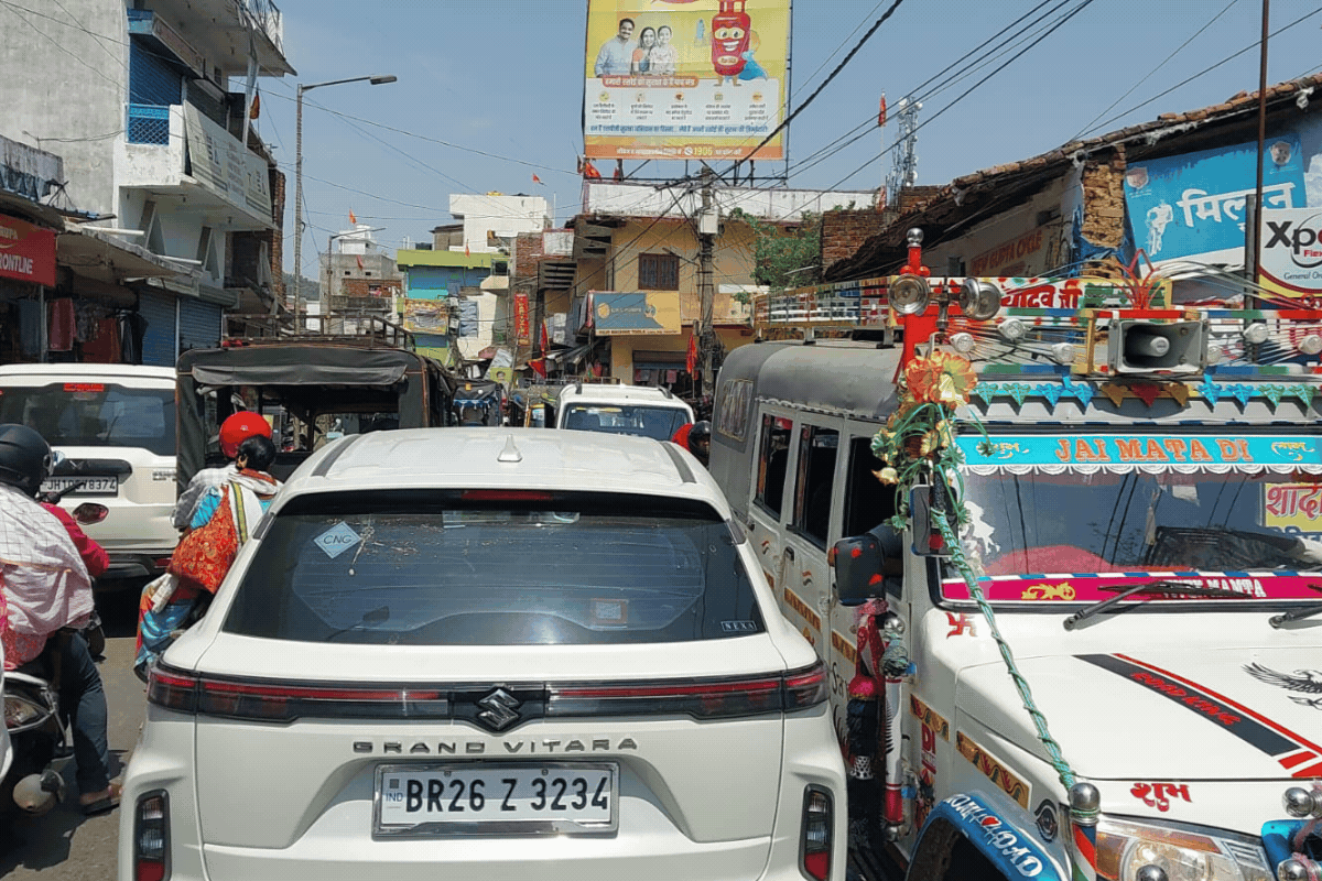 लातेहार में मेन रोड पर लगातार जाम से लोग परेशान, गर्मी में झेलनी पड़ रही दिक्कतें