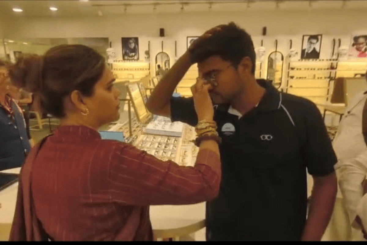 बीजेपी नेता का लेंसकार्ट स्टोर में हंगामा, कर्मचारियों को लगाया तिलक