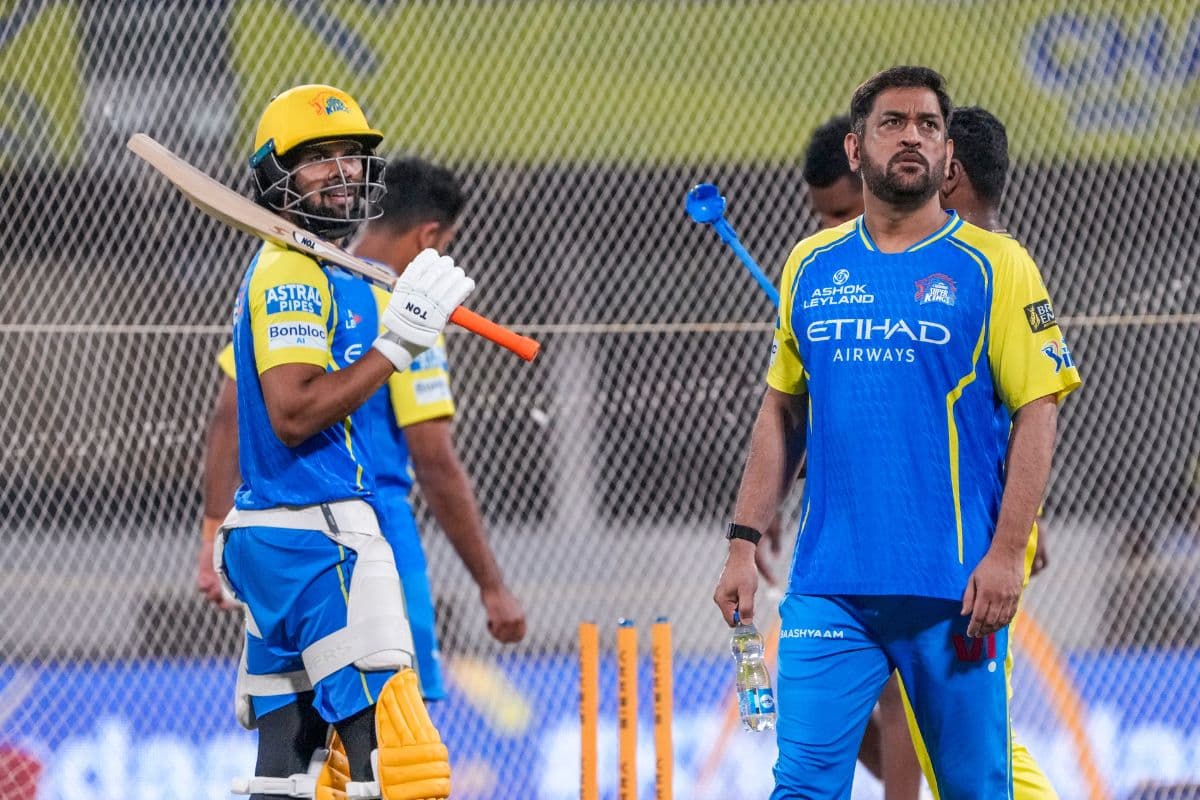 टीम से जुड़े MS Dhoni, प्रैक्टिस सेशन में CSK खिलाड़ियों को देते दिखे टिप्स
