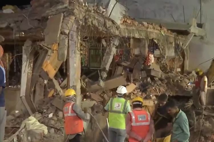 मध्य प्रदेश: 4 मंजिला इमारत गिरने से 2 की मौत, राहत और बचाव कार्य जारी