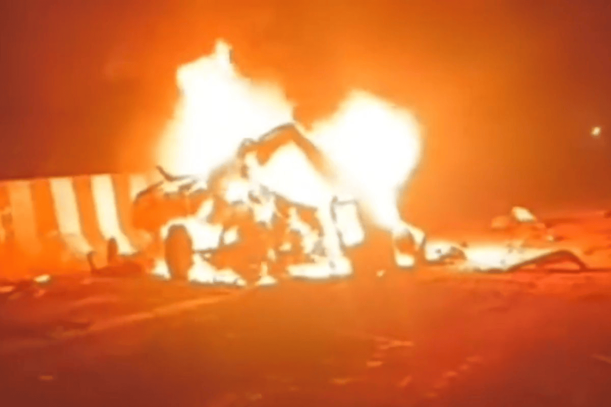 मिर्जापुर में ट्रक की टक्कर के बाद कार में लगी आग, 11 लोगों की मौत