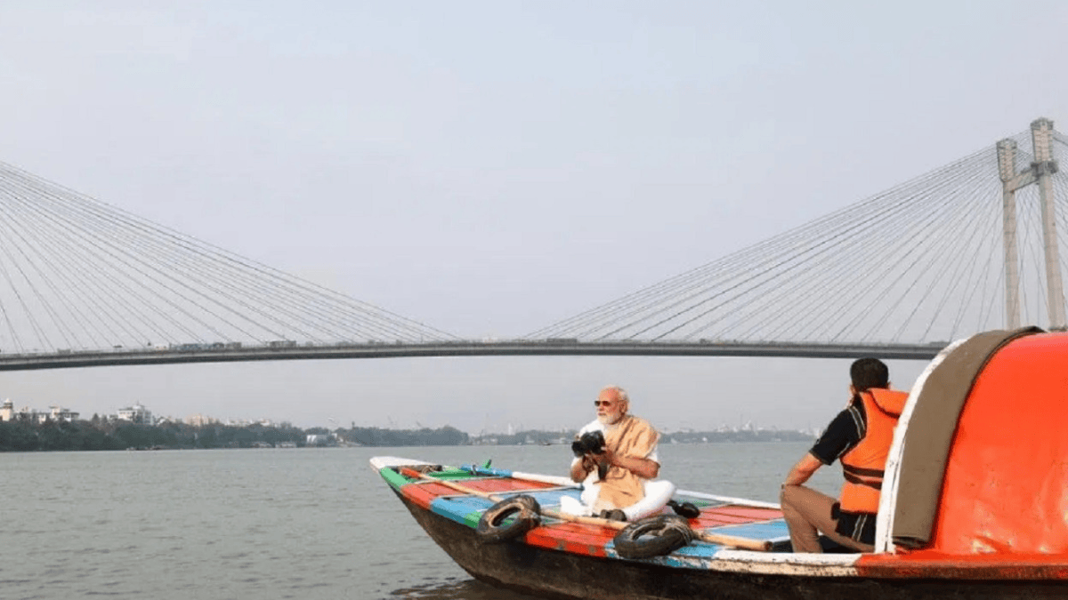 Photo : हाथ में SLR कैमरा, आंख पर काला चश्मा, तस्वीर में देखिए पीएम नरेंद्र मोदी की हुगली सैर