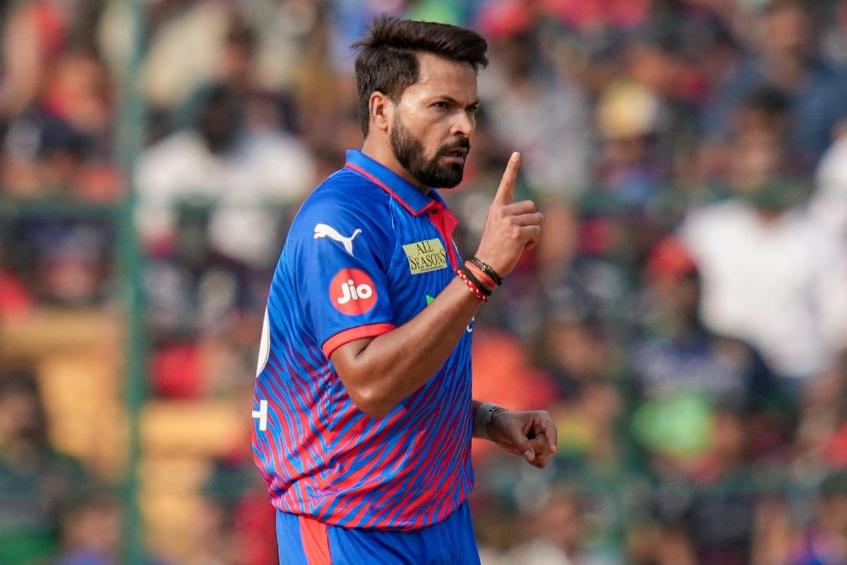 RCB vs DC: फील्डिंग के दौरान मुकेश कुमार हुए चोटिल, बढ़ी दिल्ली कैपिटल्स की टेंशन