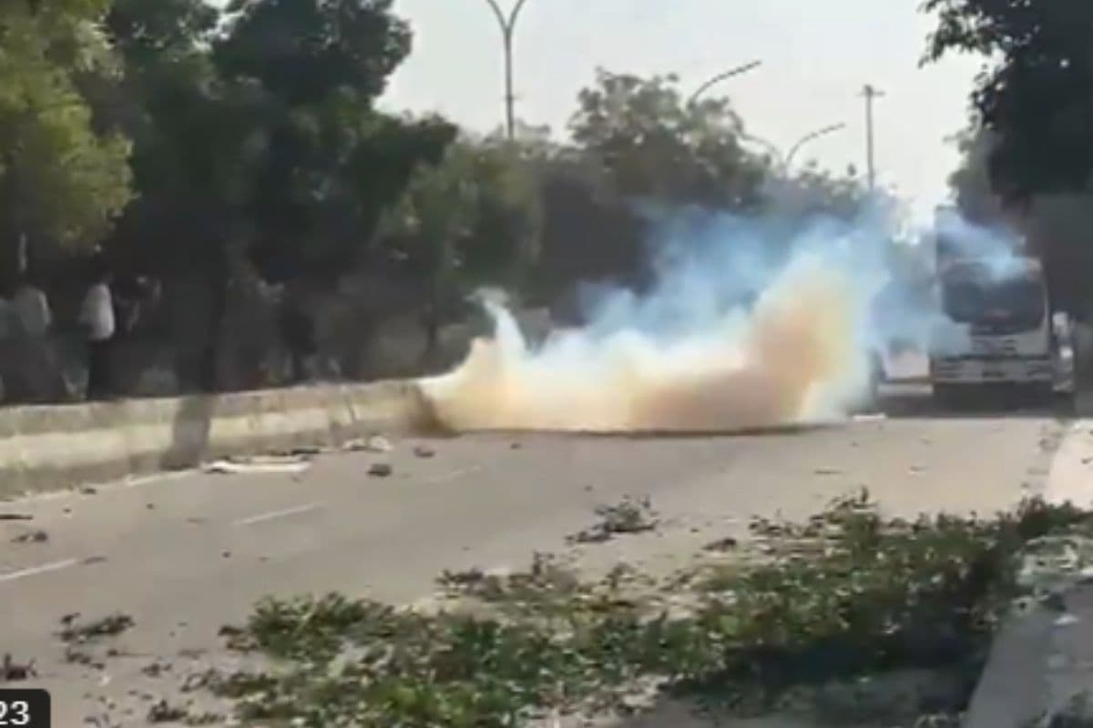 Video : नोएडा में सैलरी बढ़ाने की मांग पर बवाल, गाड़ियां तोड़ीं, आंसू गैस के गोले छोड़े गए