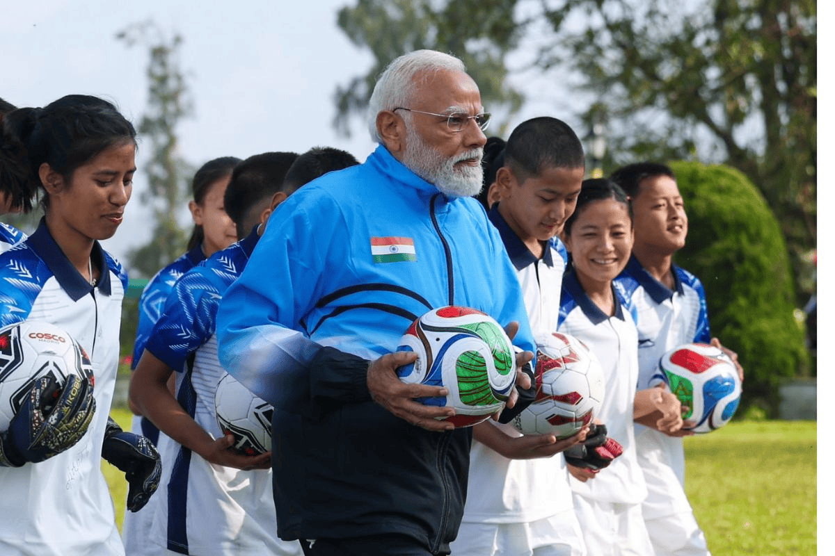 पीएम मोदी का स्पोर्टी अंदाज: बच्चों के साथ फुटबॉल खेलते आए नजर, देखें तस्वीरें