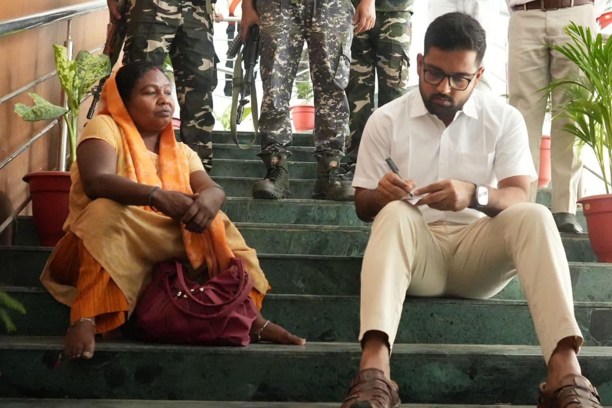 संवेदनशीलता की मिसाल: प्रोटोकॉल तोड़ सीढ़ियों पर बैठ गए पलामू DC, दिव्यांग महिला की सुनी फरियाद