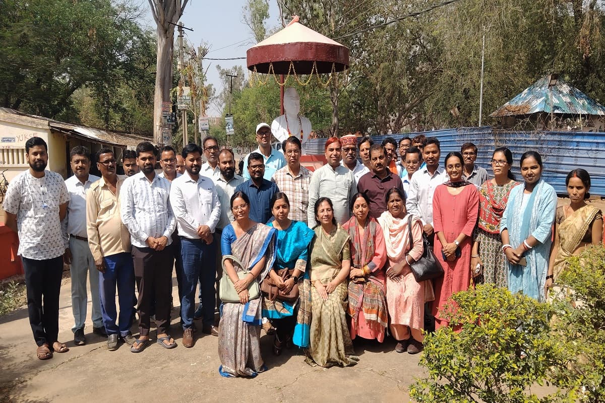 पलामू के जीएलए कॉलेज में भू-दाता गणेश लाल अग्रवाल की प्रतिमा का सौंदर्यीकरण, अध्यापकों ने किया माल्यार्पण