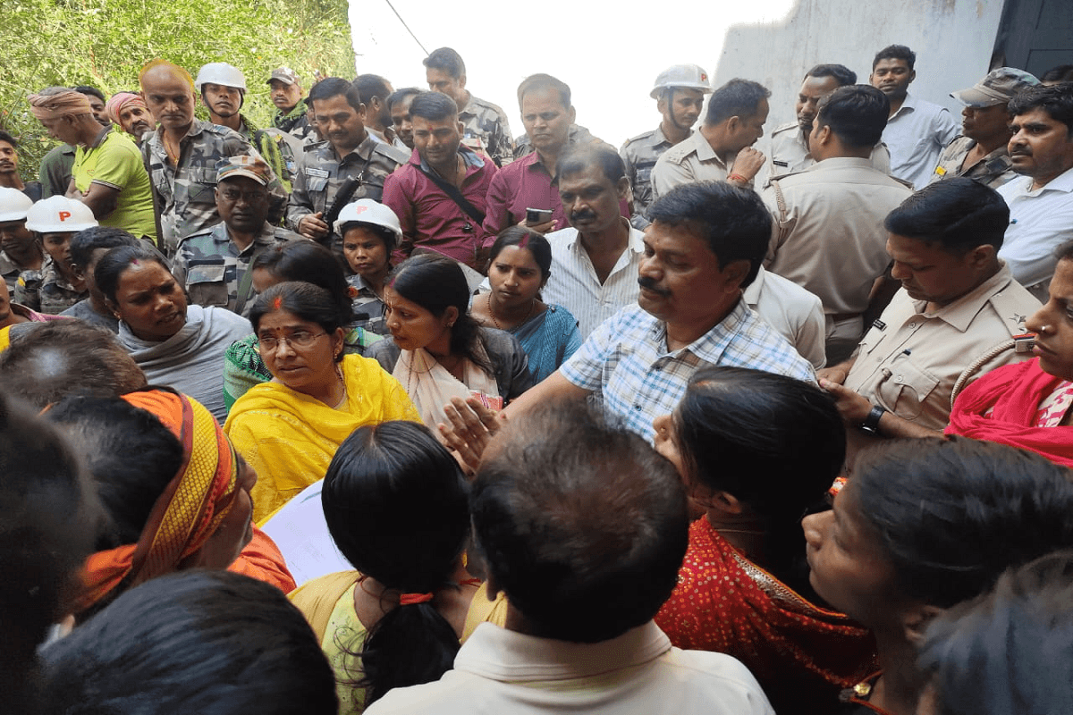 पतरातू के हेसला में जमीन विवाद पर बवाल: सड़क जाम, टायर जलाकर उग्र प्रदर्शन, पुलिस-प्रशासन आमने-सामने