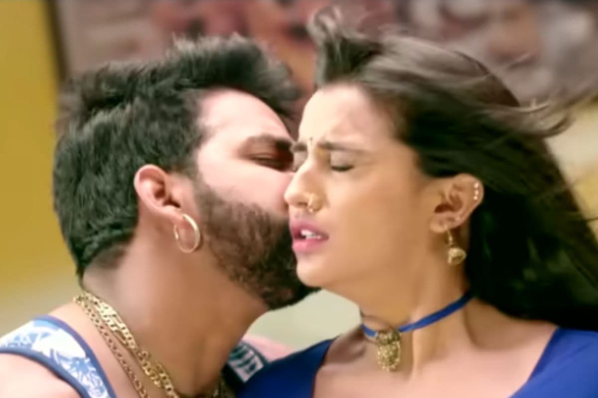 Tani Fere Di Balam Ji Karwatiya गाने में पवन सिंह-अक्षरा सिंह की नजदीकियों ने लूटी महफिल? अब देखें पूरी फिल्म OTT पर