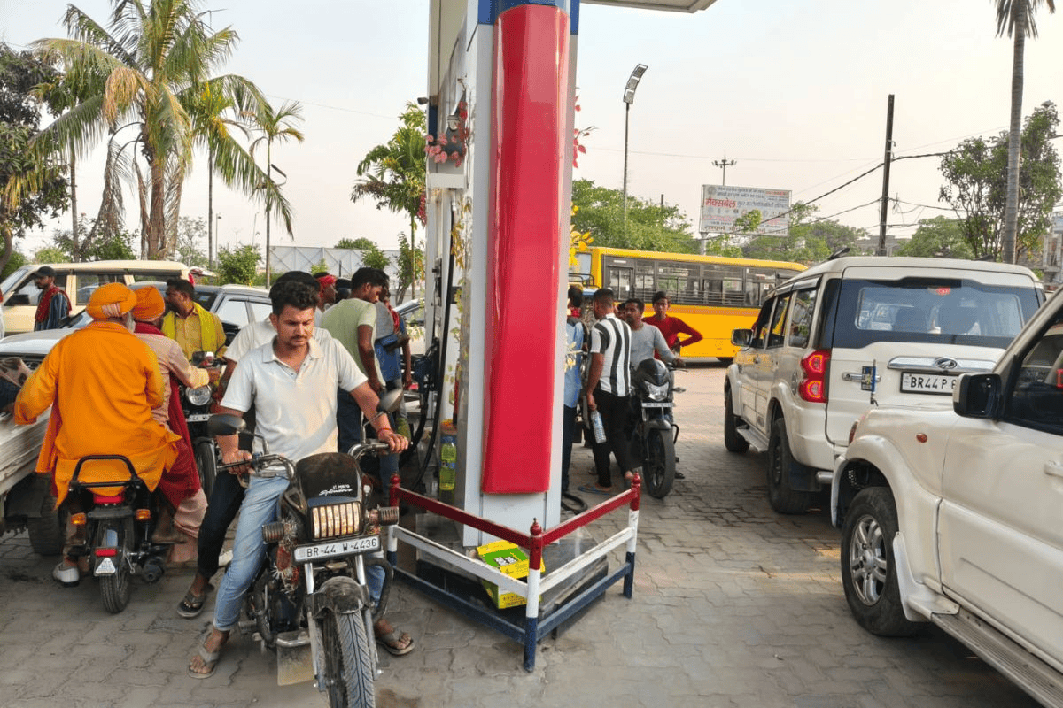 बिहार में पेट्रोल पंपों पर लंबी लाइन, शादी के सीजन के बीच बढ़ी चिंता, प्रशासन ने कहा- किल्लत नहीं