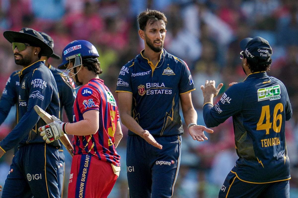 LSG vs GT: लखनऊ ने बनाए 164 रन, प्रसिद्ध को मिले 4 विकेट