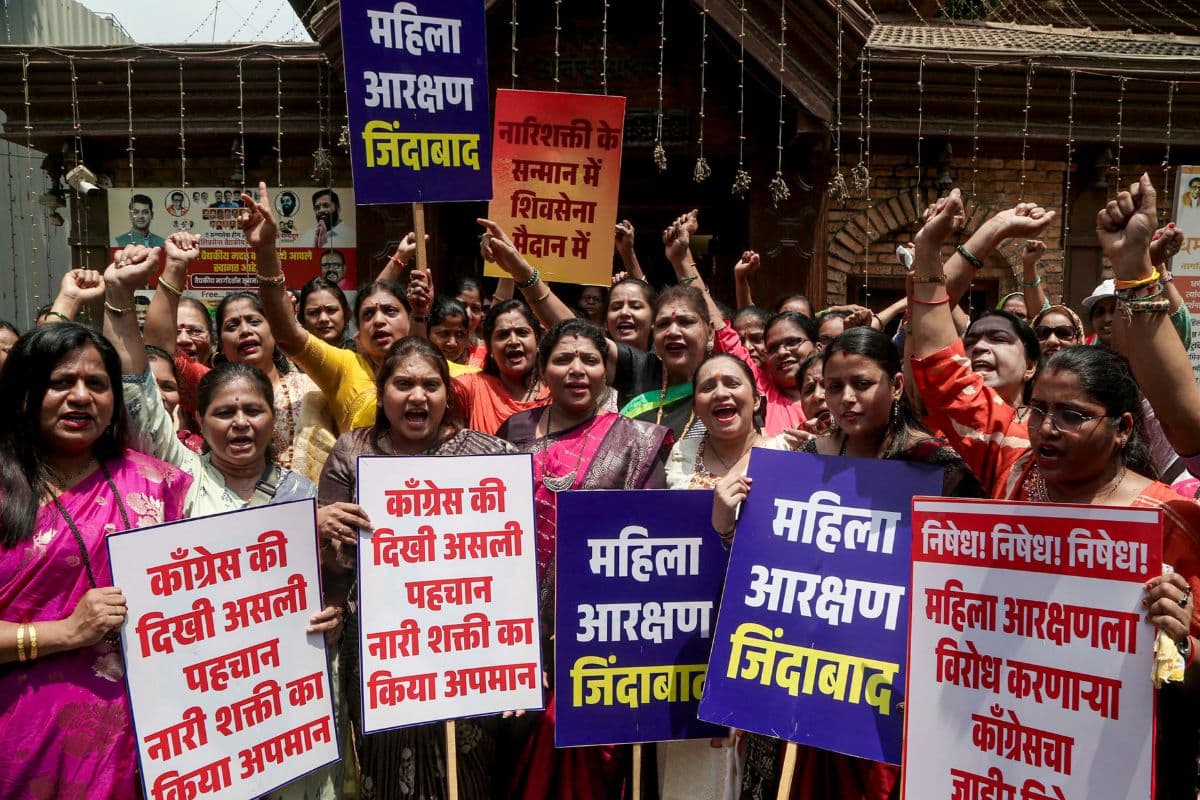 BJP महिला कार्यकर्ताओं का कांग्रेस के खिलाफ हल्ला बोल, राहुल गांधी के आवास की बढ़ाई गई सुरक्षा