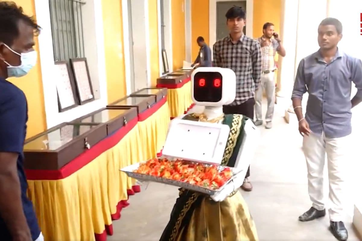 पुडुचेरी में वोटरों का अनोखा स्वागत, महिला रोबोट ने किया अभिवादन, Video