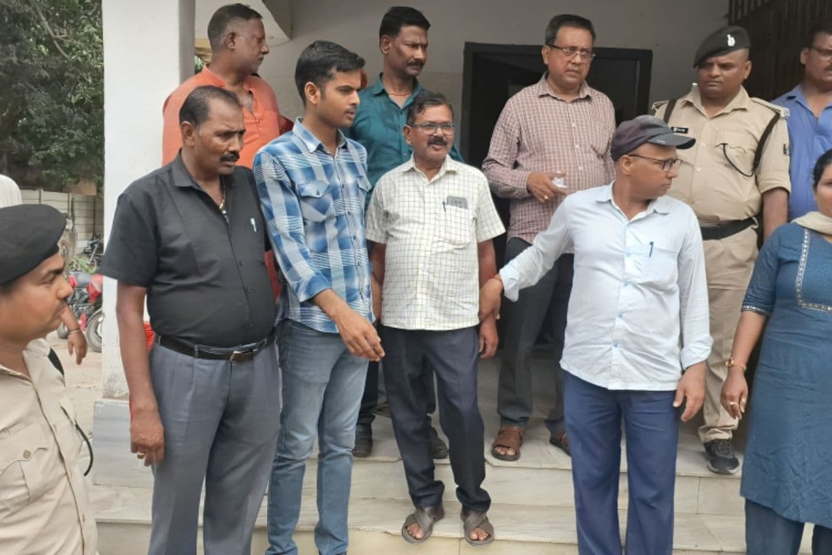 पूर्णिया में 30 घंटे में दूसरी रेड, 40 हजार रिश्वत लेते रंगे हाथ पकड़ा गया रेवन्यू अफसर