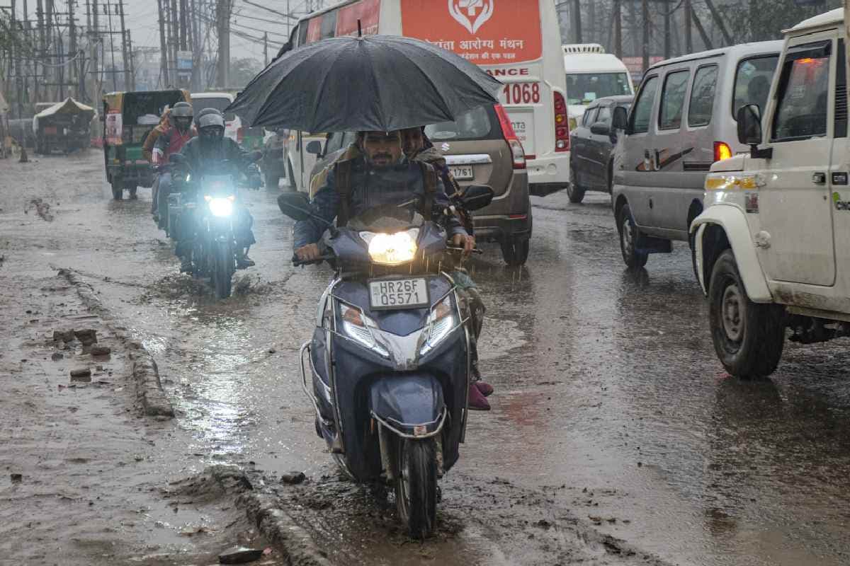 दिल्ली में आंधी-बारिश, उड़ानों पर असर, इंडिगो और एयर इंडिया ने जारी की एडवाइजरी