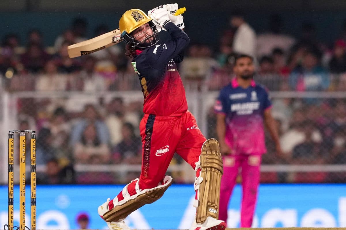 RR के खिलाफ छक्का लगाते RCB के कप्तान रजत पाटीदार