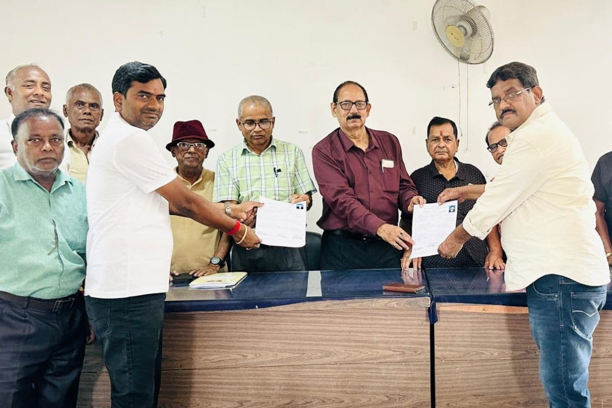 रामगढ़ में मध्यदेशीय वैश्य समिति अध्यक्ष पद के लिए दो प्रत्याशियों ने भरा नामांकन