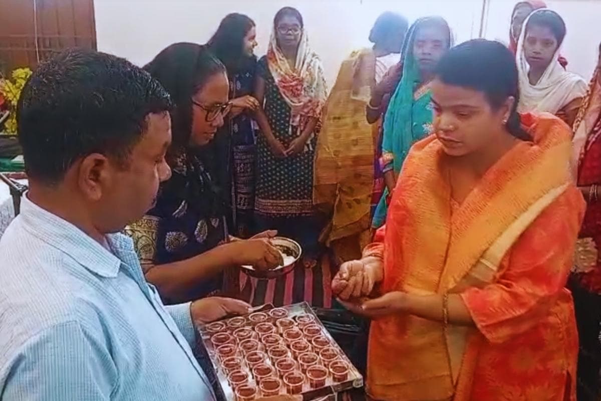 झारखंड के रामगढ़ में ईस्टर संडे पर एजी चर्च में प्रार्थना