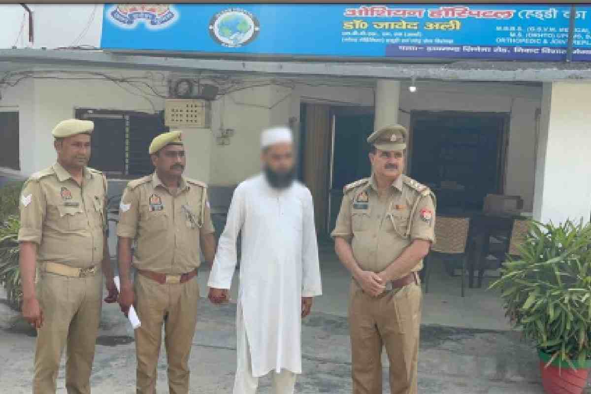 बिजी सड़क पर नमाज पढ़ना पड़ा भारी, यूपी में युवक गिरफ्तार