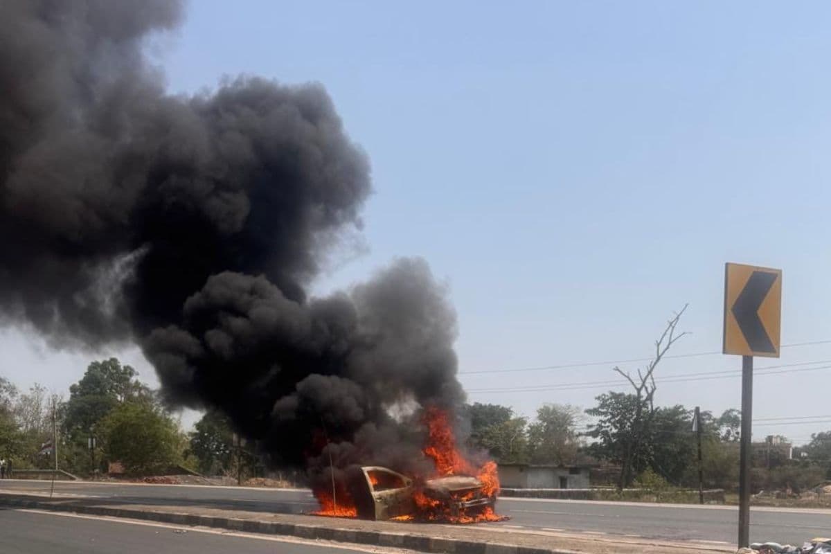 रांची में रजिस्ट्रार की चलती कार बनी आग का गोला: दंपती ने कूदकर बचाई जान, आंखों के सामने खाक हुआ वाहन