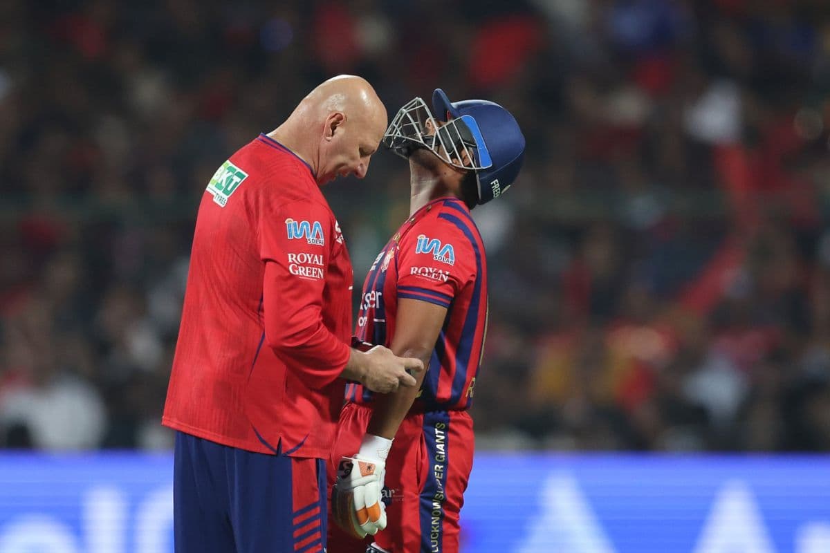 दर्द से छटपटा उठे ऋषभ पंत, जोश हेजलवुड की गेंद बाईं कोहनी पर लगी, कराहते हुए छोड़ा मैदान