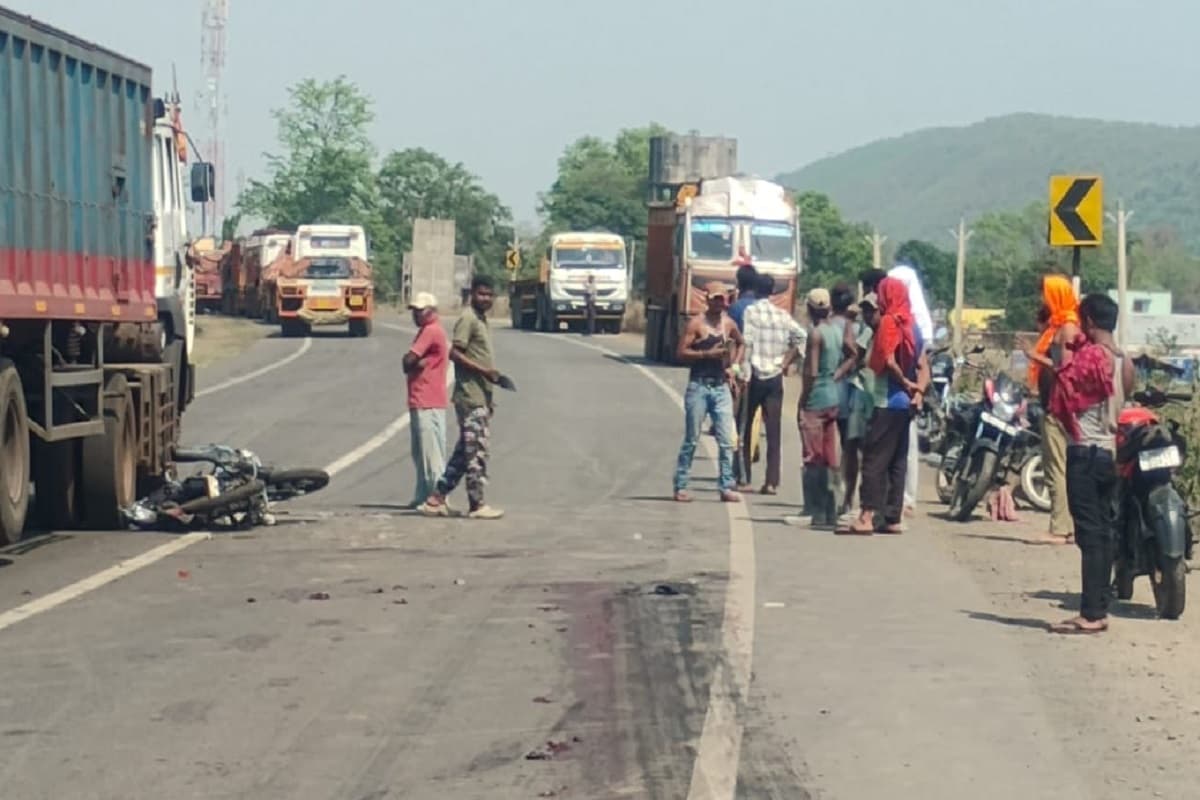 तेज रफ्तार ट्रक की चपेट में आने से चांडिल में युवक की मौत, दो गंभीर