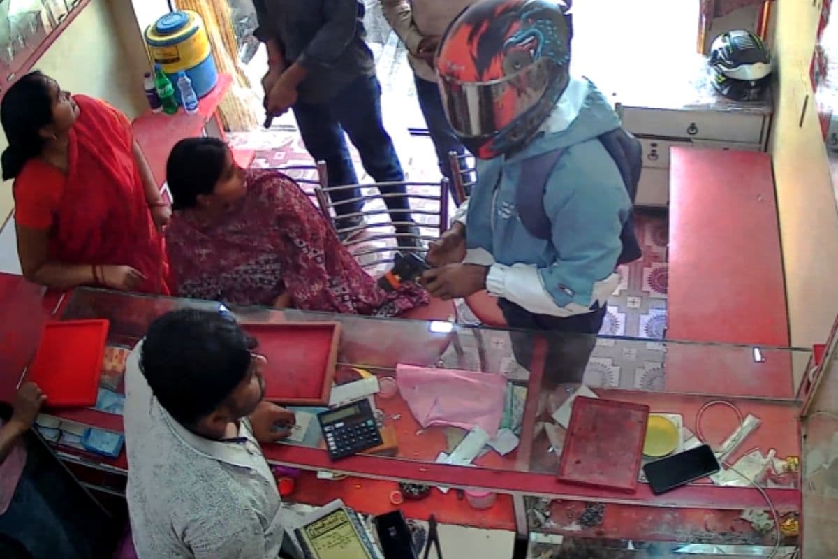 पटना में पिस्टल की नोंक पर लूट, ज्वेलरी शॉप से ले उड़े सोने-चांदी के गहने, देखिए CCTV फुटेज