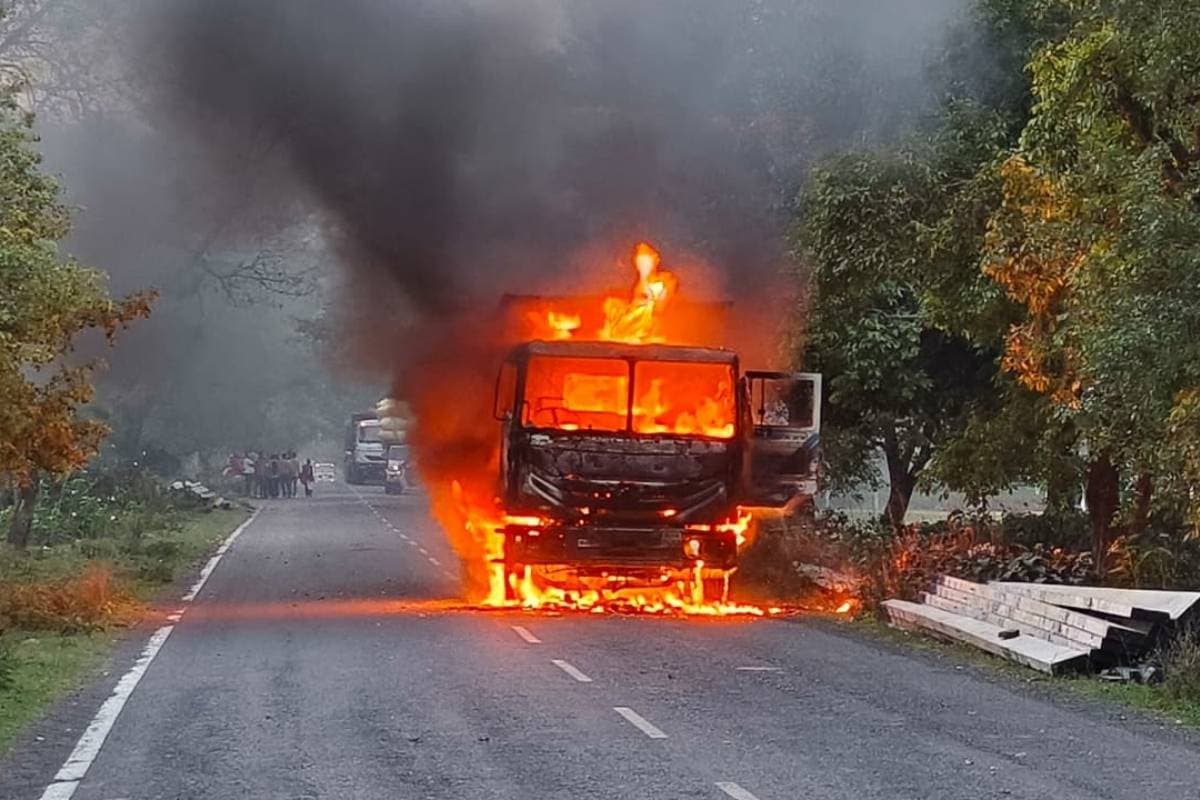 साहिबगंज में चलती गाड़ी में लगी आग, ड्राइवर और खलासी ने कूद कर बचाई जान