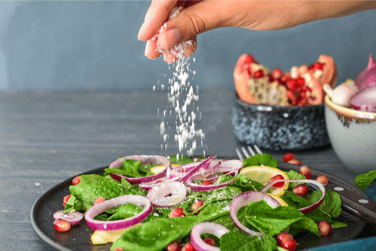 क्या नमक बढ़ाता है घर की अशांति और आर्थिक संकट?