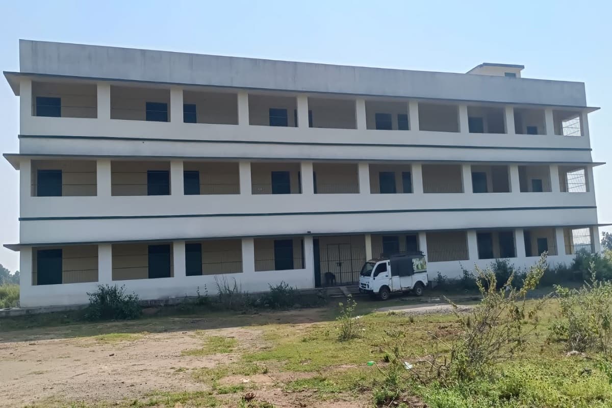 उद्घाटन की बाट जोह रहा तारानारी का संस्कृत विद्यालय, छात्रों को नहीं मिल पा रहा लाभ