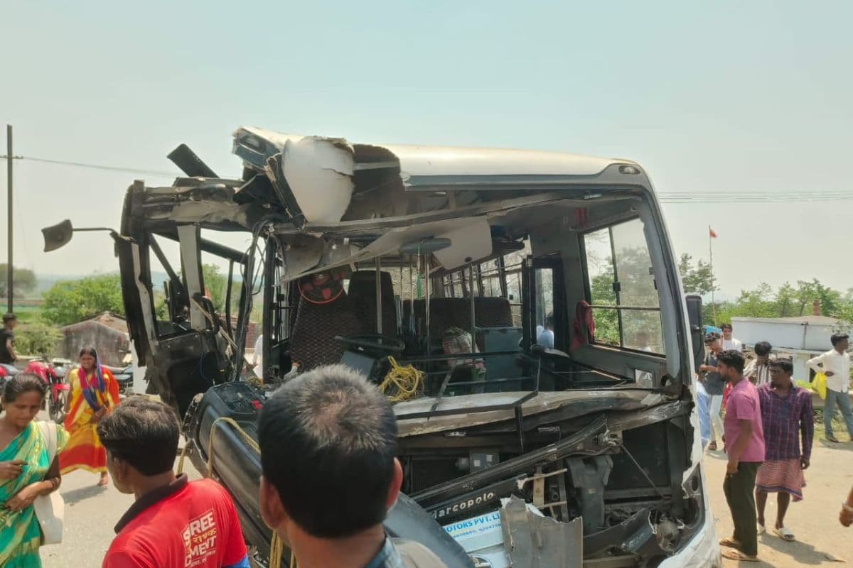 सरायकेला में भीषण सड़क हादसा: बेकाबू ट्रक ने बाइक को रौंदने के बाद बस को मारी टक्कर, आधा दर्जन घायल
