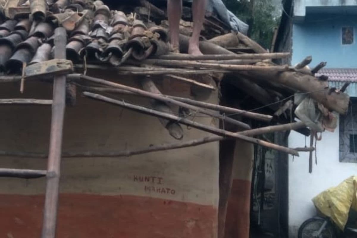 सरायकेला में गजराज का तांडव, वनघर गांव में हाथी ने तोड़े 4 घर, साल भर का अनाज एक ही दिन में कर गये चट