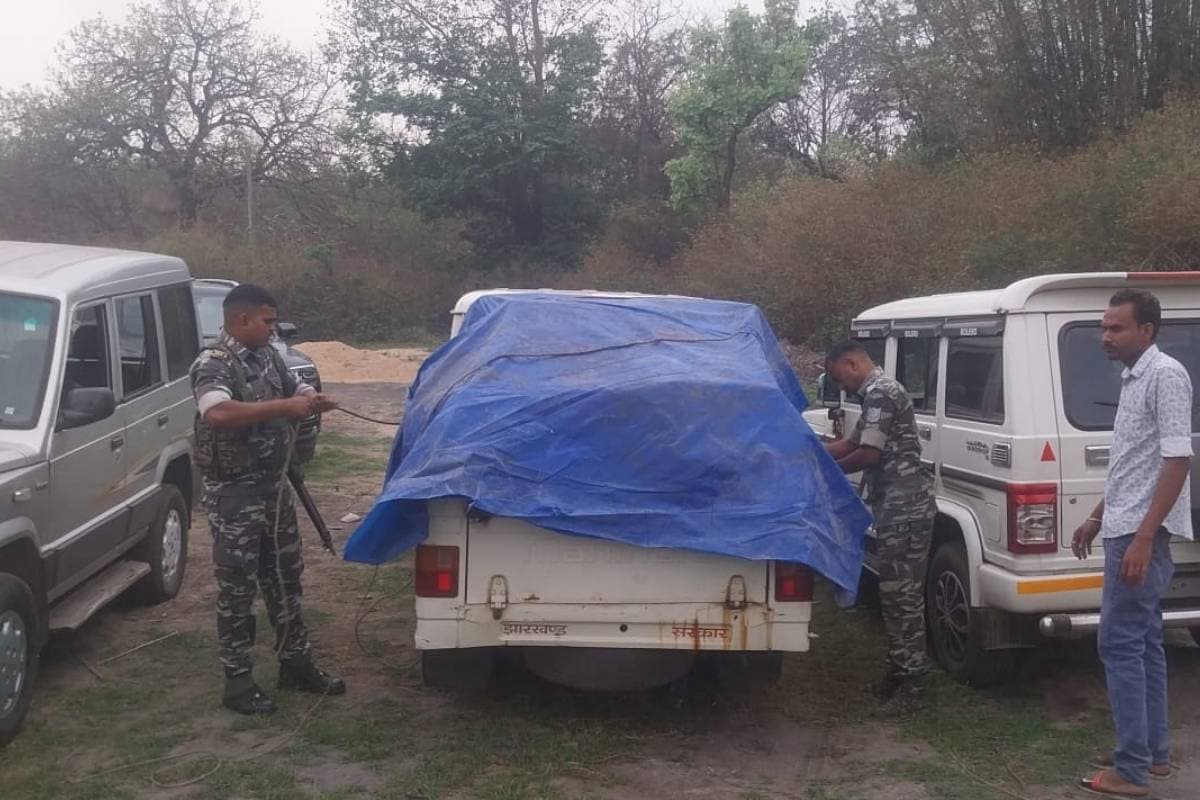 सरायकेला-खरसावां के मिरुडीह में अवैध अंग्रेजी शराब फैक्ट्री का भंडाफोड़, नकली शराब बरामद