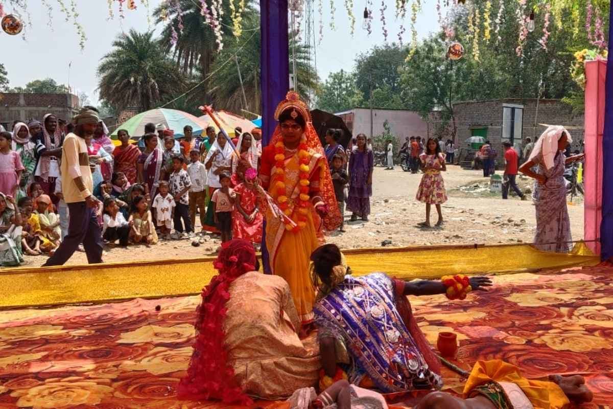 खरसावां के जोजोकुड़मा गांव में चैत्र पर्व पर भव्य छऊ नृत्य कार्यक्रम