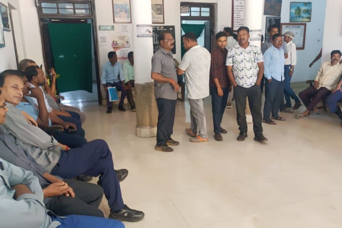 मॉर्निंग वाक कर रहे रेलकर्मी को पड़ा दिल का दौरा, मौत के बाद अस्पताल का घेराव 