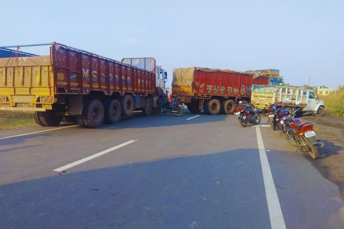 सरायकेला के राघुनाथपुर में खड़ी हाइवा बनी हादसों की वजह, दो घटनाओं में तीन घायल, सड़क जाम