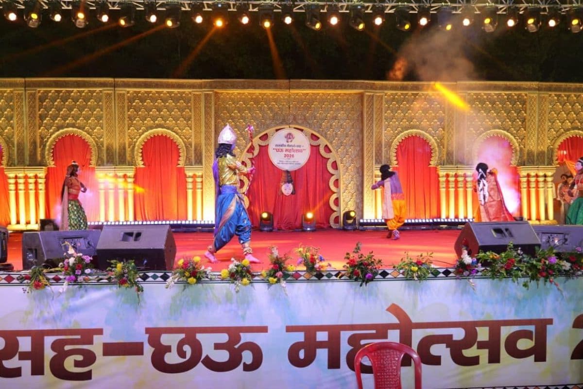 सरायकेला में 'छऊ' की सतरंगी छटा: राजकीय चैत्र पर्व का भव्य समापन, कलाकारों ने बिखेरा अपनी कला का जादू