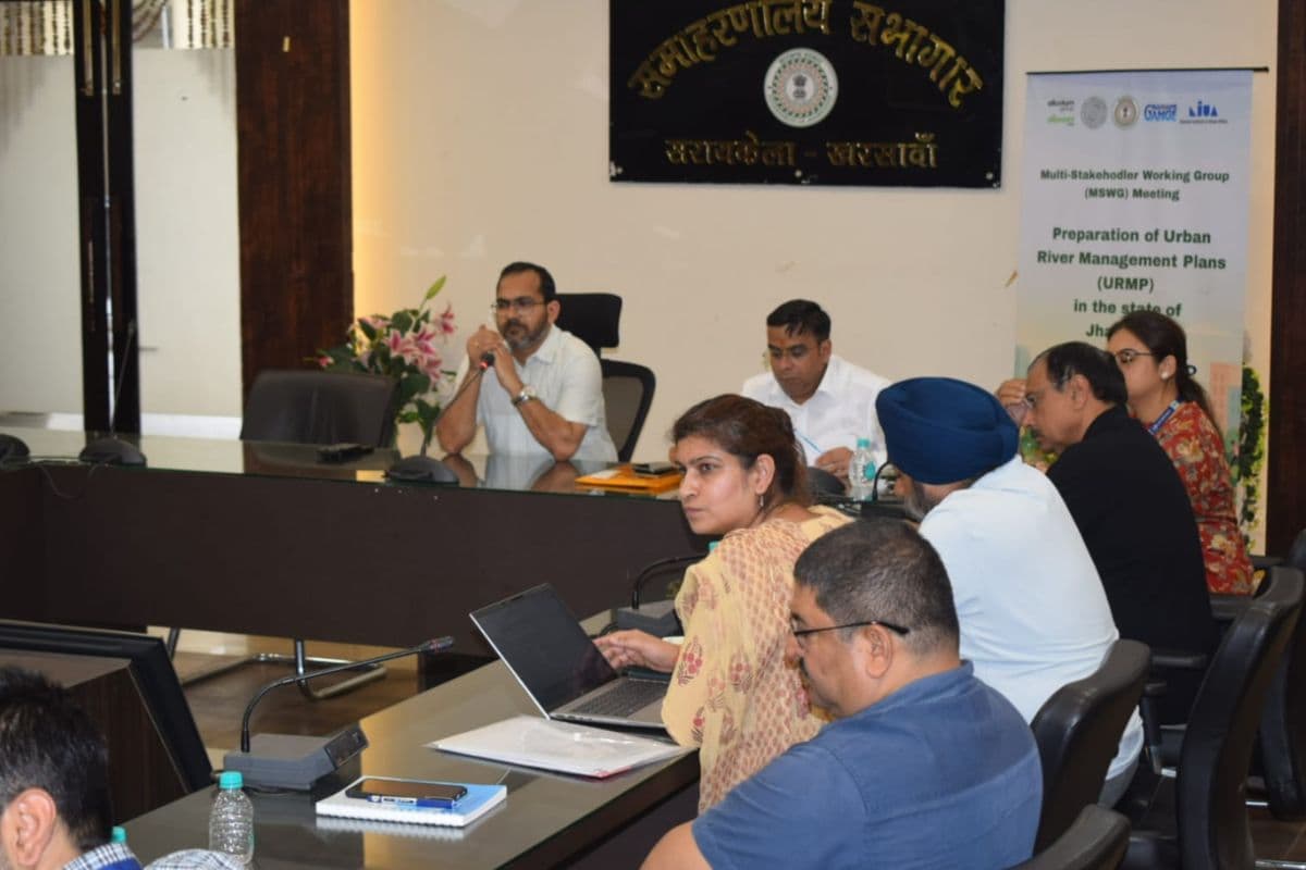 खरकई नदी के दिन बदलेंगे: सरायकेला में 'अर्बन रिवर मैनेजमेंट प्लान' पर मंथन, डीसी ने दिए ठोस रणनीति के निर्देश