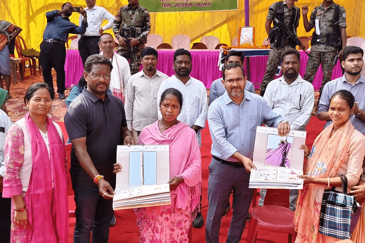 सरायकेला की सीमावर्ती पंचायत कोमाय में बहेगी विकास की बयार, विधायक और डीसी ने लगाया जनता दरबार