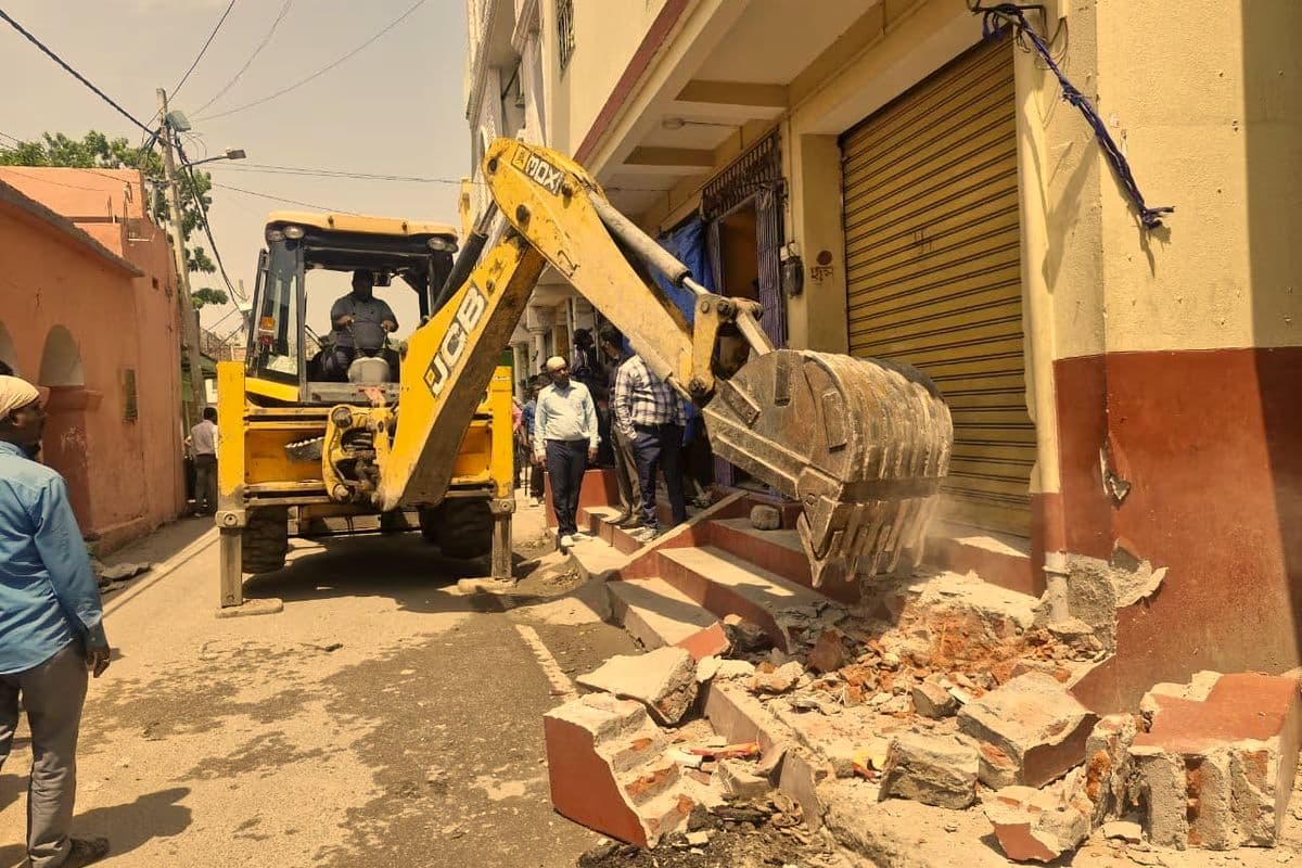 शीतला मंदिर हादसे के बाद जागा प्रशासन, नक्शा बदलने की तैयारी, बुलडोजर से हटाया अतिक्रमण