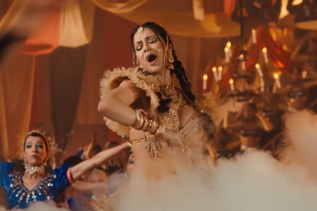 गोल्डन लुक में नम्रता मल्ला ने बिखेरा जलवा, गाना 'बर्फी' बना इंटरनेट सेंसेशन