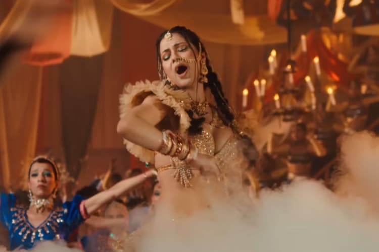 गोल्डन लुक में नम्रता मल्ला ने बिखेरा जलवा, गाना 'बर्फी' बना इंटरनेट सेंसेशन