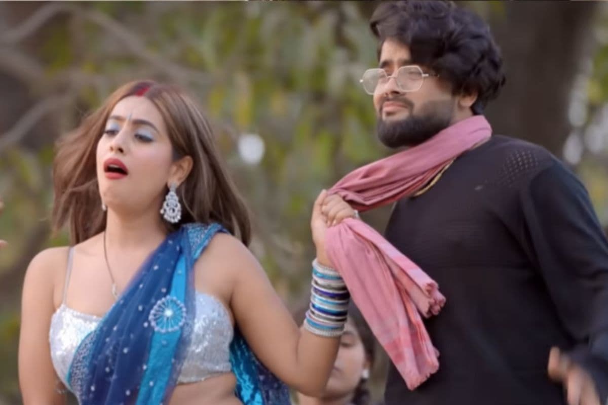 'राजा रंगबजवा' में पारुल यादव ने ढाया कहर, नीली साड़ी में दिखी खूबसूरत