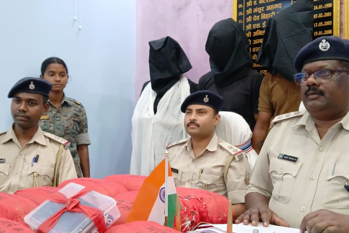 सिमडेगा पुलिस की बड़ी स्ट्राइक: 28 किलो गांजा के साथ 3 तस्कर गिरफ्तार, ओडिशा से लोहरदगा जा रही थी खेप
