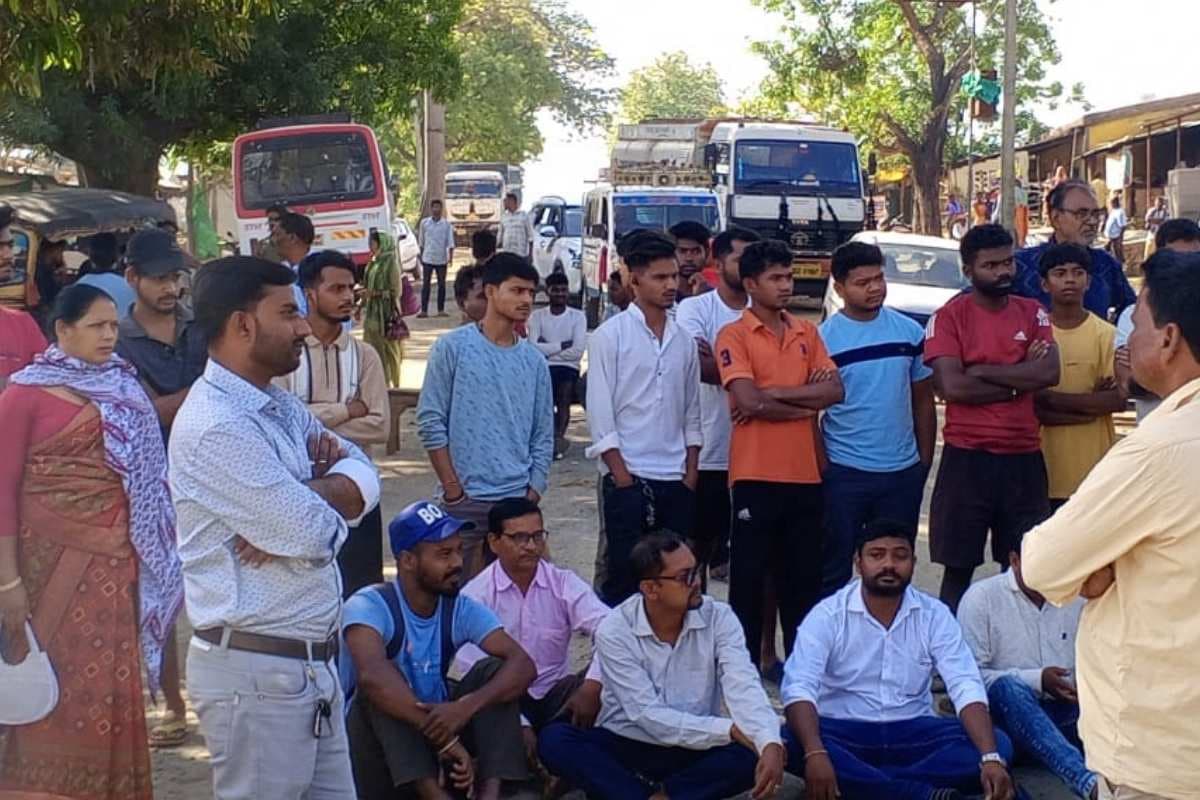 सिमडेगा में कोलेबिरा-मनोहरपुर मुख्य पथ निर्माण में सुस्ती, ग्रामीणों का फूटा गुस्सा