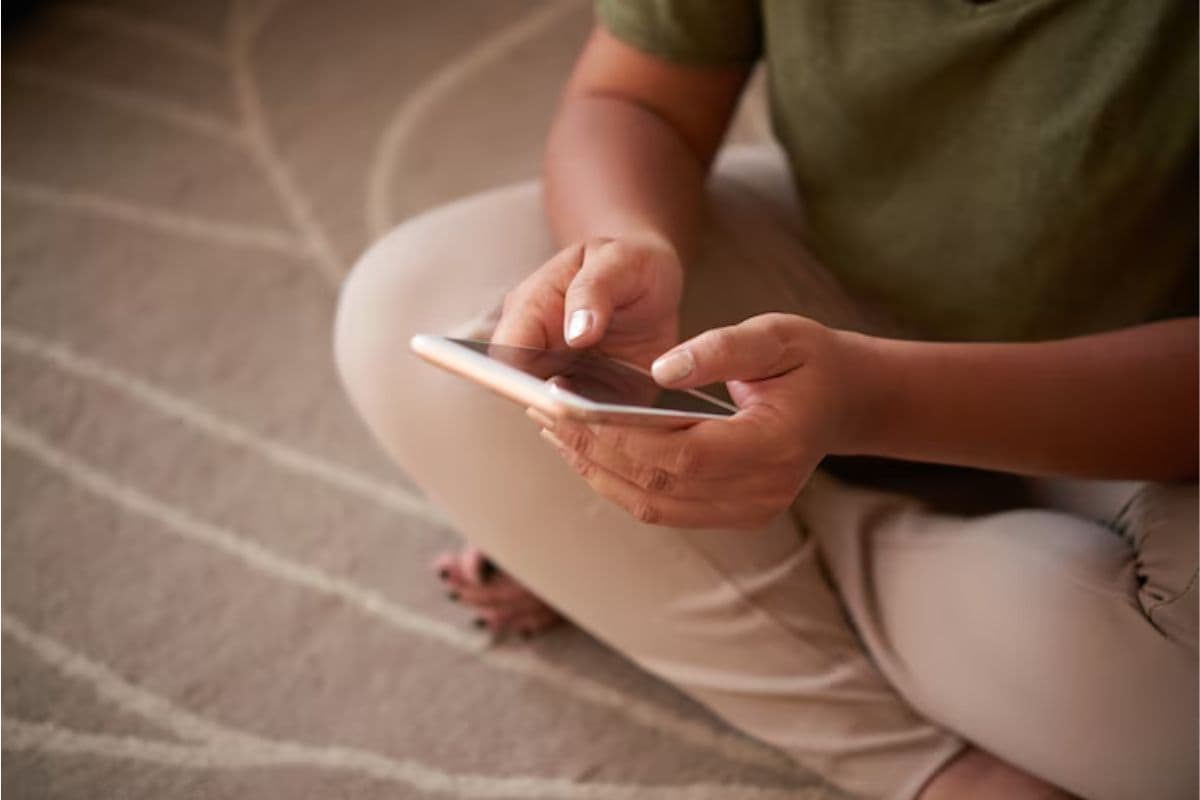 दिनभर स्क्रॉल करते हैं? फोन की लत से छुटकारा पाने के आसान और असरदार टिप्स जानिए