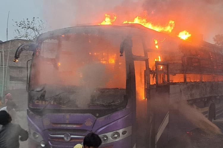 सुपौल में बस में अचानक लगी भीषण आग, देर से पहुंचे दमकल कर्मियों को गुस्साई भीड़ ने खदेड़ा