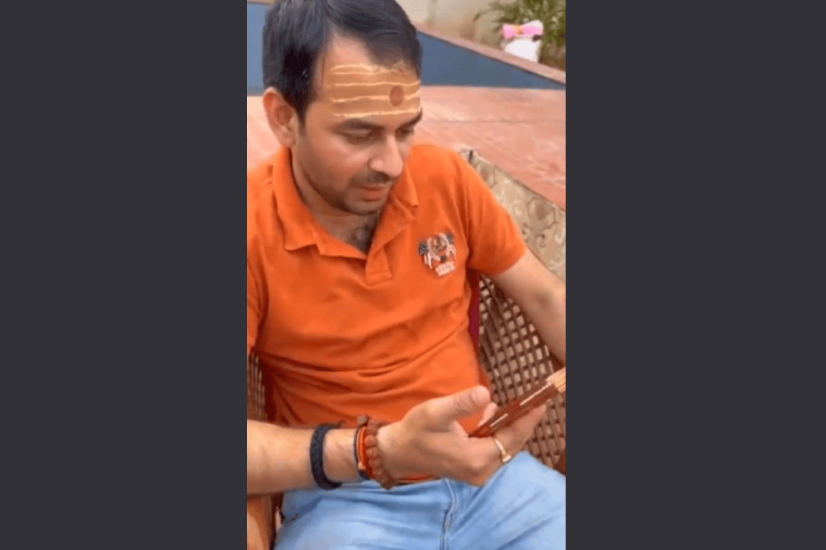 बाबा बागेश्वर को कभी चेतावनी देने वाले तेज प्रताप आज उन्हीं की शरण में, पूछा पॉलिटिकल फ्यूचर